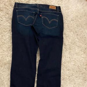 Dark wash straight leg Levi’s Size 7